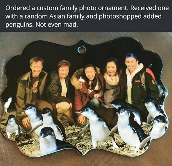 7. "Aile fotoğrafımızı koymak için güzel bir süs eşyası sipariş ettiğimi sanmıştım, Asyalı bir ailenin penguen Photoshoplanmış fotoğrafı geldi. Kızamıyorum bile."