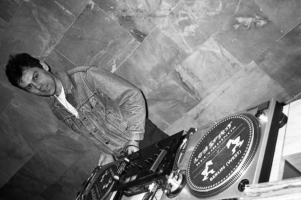 Одежда в стиле "назад в прошлое": олимпийки, футболки с советскими лозунгами, свитера с рисунками и т.д.