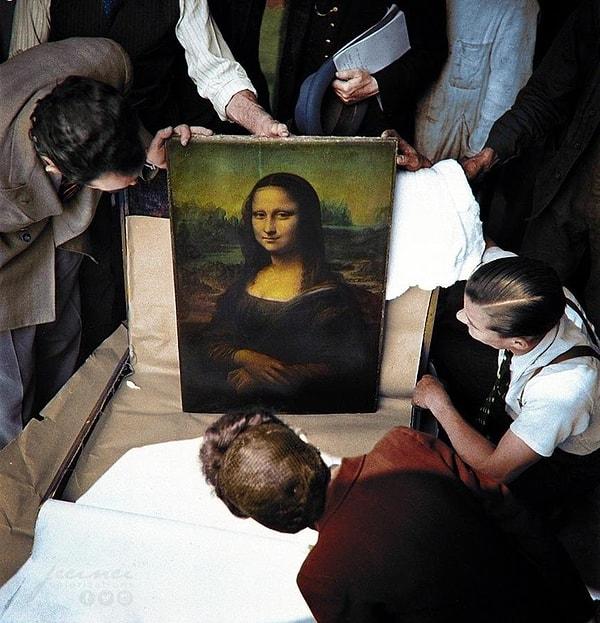 2. İkinci Dünya Savaşı'nın ardından, saklandığı yerden çıkarılan Mona Lisa.