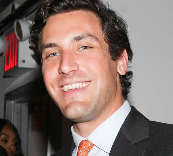 Кроме того, свободно говорит на 3 языках. Учился в Гарварде, старейшем ВУЗе США.