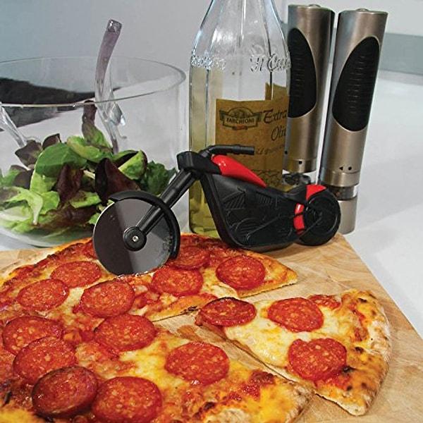 5. Favori ofis öğünümüze eğlence katma garantili bu motosiklet görünümlü pizza kesme bıçağı