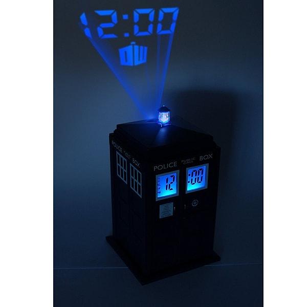 11. Doctor Who hayranlarının gözlerinde kalpler yakacak bu çok havalı masa saati