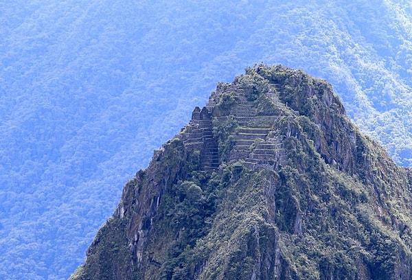 Ulaşımı imkansız bir yerde olduğundan, Cusco şehrinden Machu Picchu'nun bulunduğu dağın eteklerindeki Aguas Calientes Köyü'ne, bir raylı sistem hattı inşa edilir.