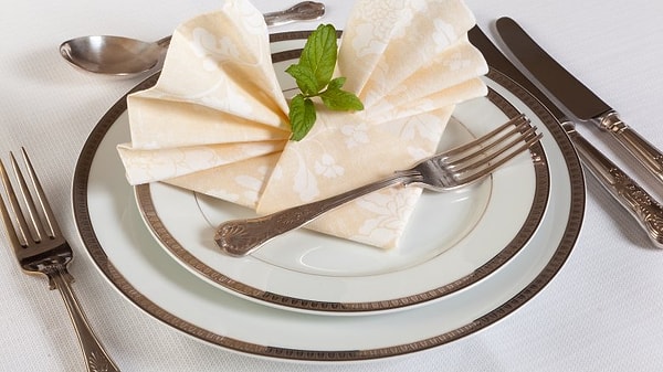 5. Многие неправильно держат столовые приборы