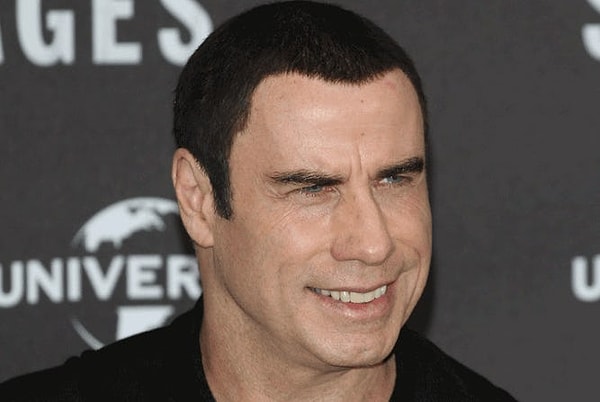 9. Да уж, маскировать линию роста волос у Джона Траволты получается, мягко скажем, не очень...