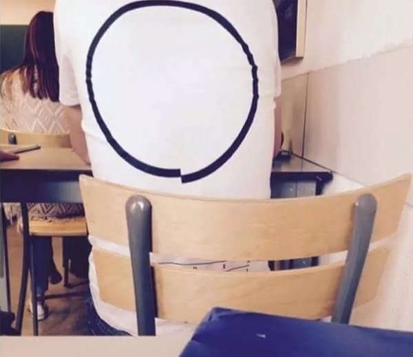 8. Представляю, каково сидеть и смотреть на его футболку целую пару. Настоящий ад!