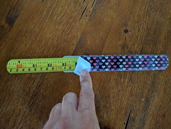 2. А браслет-линейка сделан действительно из линейки!