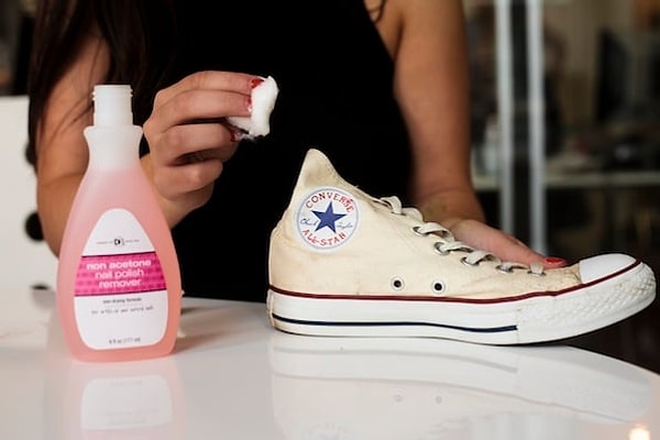 12. Очистите подошву на кедах с помощью средства для снятия лака.