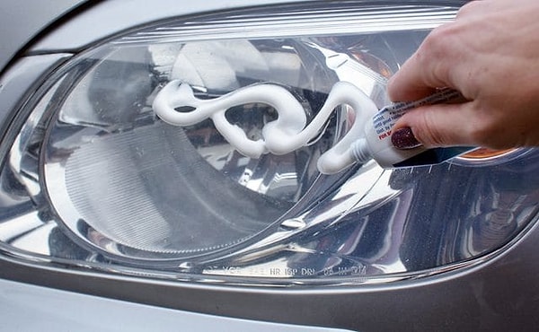 15. Смешайте зубную пасту с пищевой содой, чтобы почистить фары автомобиля.