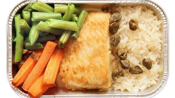 7. Uçakta Yemeklerin Tadı Neden Farklı Gelir?