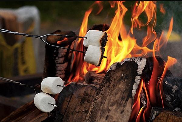 1. Amerikalılar kampta olsun, başka yerde olsun bir ateş gördüklerinde hemen çubuklara marshmallow geçirip kızartırlar.