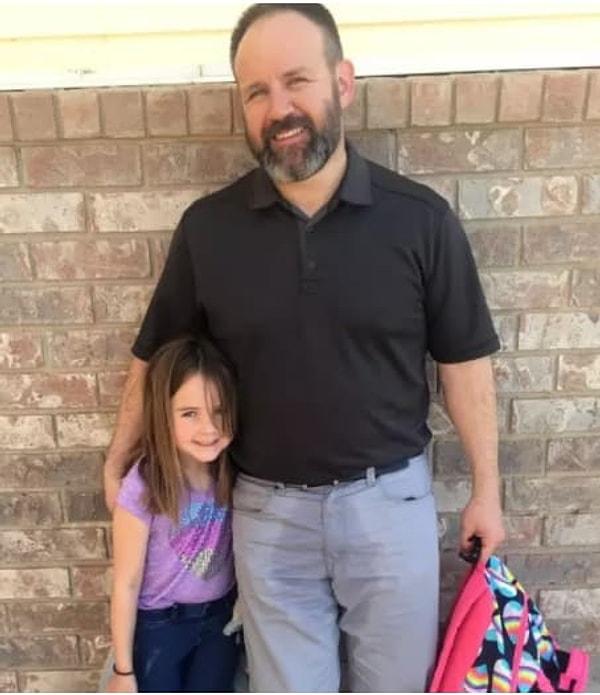 12. 6 yaşındaki kızı okulda altına kaçırınca, onu almaya giderken yaptığı bu yürekli hareketle gönülleri kazanan bu baba.