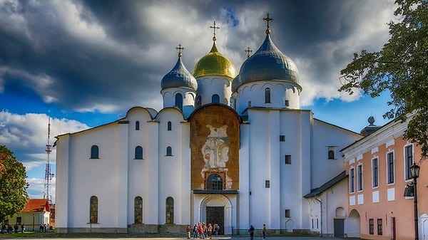 1. В каком городе расположен Софийский собор?
