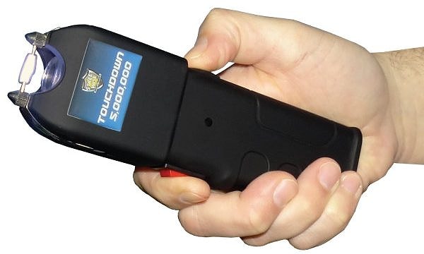 4. Мужчина в маске попытался ограбить магазин, где он работал, с помощью перцового баллончика и электрошокера. В результате он пропустил разряд тока через самого же себя, убежал, а потом вышел на работу в свою смену, где его и арестовали