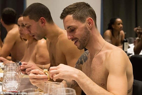 Когда гость входит в ресторан, его сопровождают к столу, поэтому гарантируется, что вы не столкнетесь с неудобными взглядами других посетителей! 👌