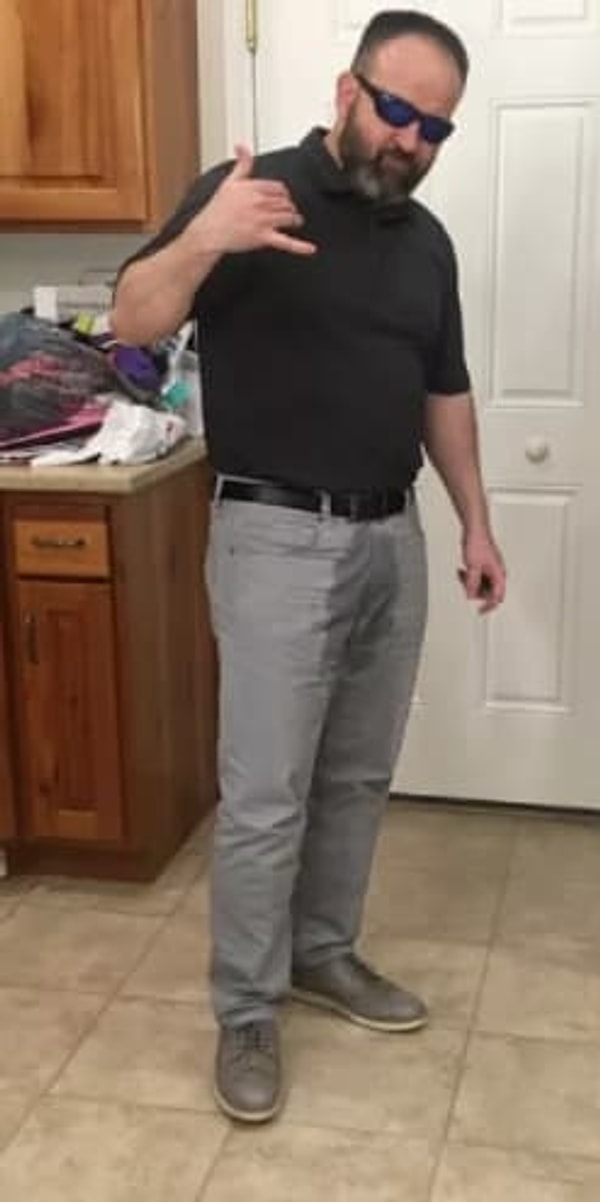 8. Папа, решивший облить брюки водой, когда узнал, что его 6-летняя дочь написала в штанишки, и ей очень грустно и одиноко.