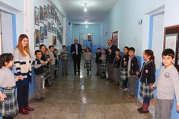 20. Erzurum'da Soğukla Mücadele Edemeyen İlkokul Öğrencileri 'Halay' Çekiyor