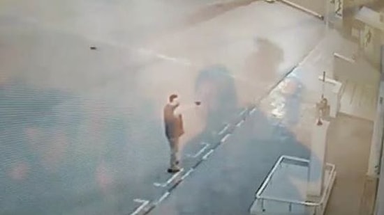 Adana'da Atatürk Büstüne Silahlı Saldırı Anı Güvenlik Kamerasında