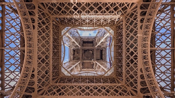 5. Башню красили в десятки различных цветов