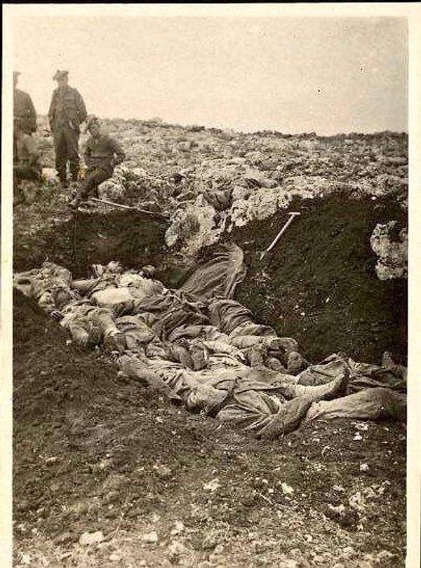 24. Kudüs-Filistin Cephesi'nde şehit düşmüş Türk askerleri ve onlarla hatıra fotoğrafı çektiren İngilizler.