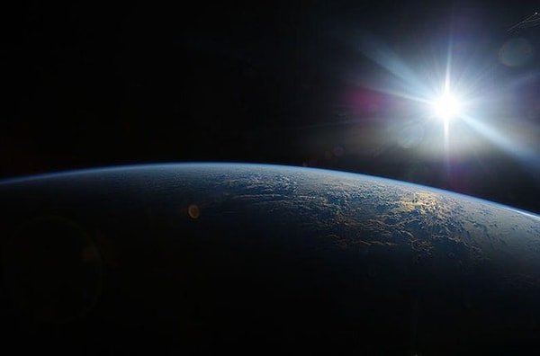 5. Возможно, в прошлом из-за древних микробов Земля была пурпурного цвета.