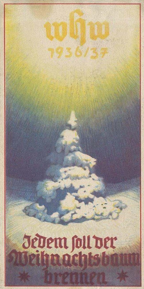 5. Нацисты оставили елку - но заменили украшения.