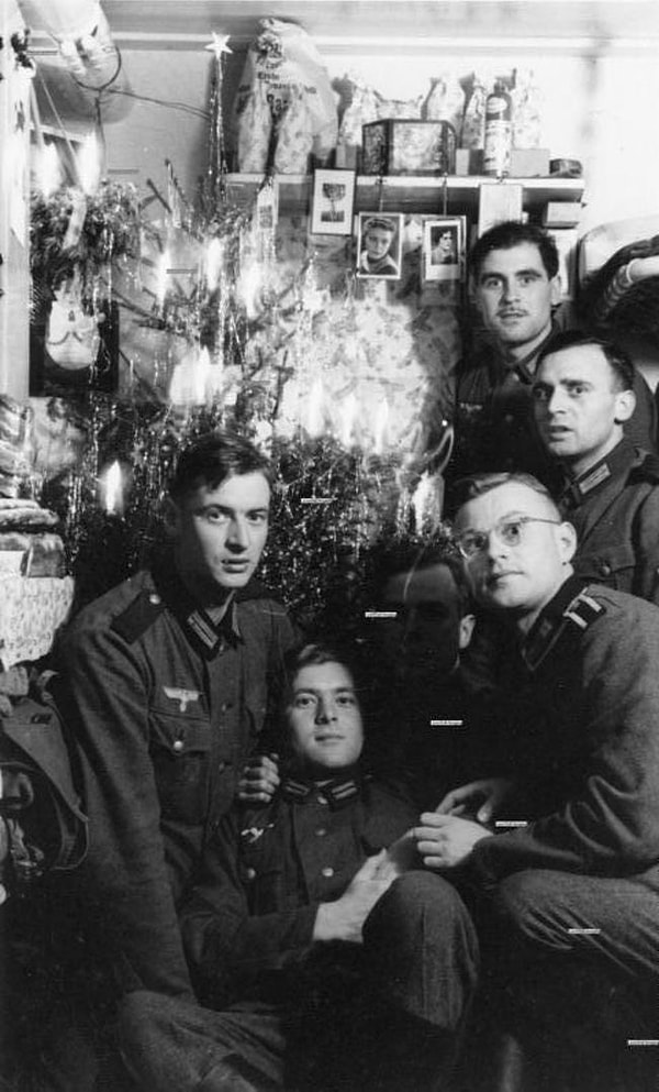 10. Рождественская история 1943 года рассказывала о солдатах и деревьях.