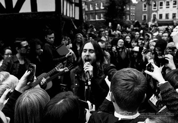 1. Фанаты чуть не затоптали его на собственном концерте.