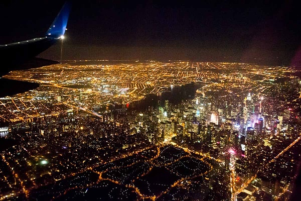 1. Если летать ночными рейсами, можно сэкономить время, деньги и избежать давки.