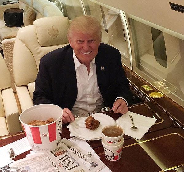 12. Trump bu hizmetçileri yalnızca bir düğmeye basarak çağırabiliyor ve odasına her gün 12 adet diyet kola servis ediliyor.