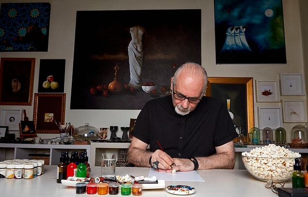 Sanat hayatı boyunca birçok küçük nesneyle çalışan minyatür sanatçısı büyüteç kullanmadığını söylüyor.