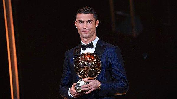 38. 2017 Ballon d'Or ödülünü Real Madrid'in yıldız oyuncusu Cristiano Ronaldo 5.kez kazandı.