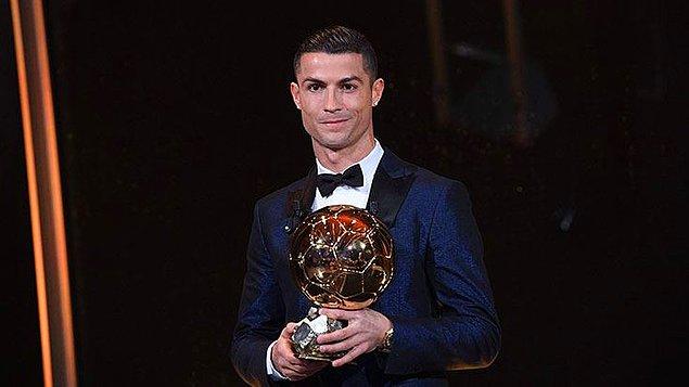 38. 2017 Ballon d'Or ödülünü Real Madrid'in yıldız oyuncusu Cristiano Ronaldo 5.kez kazandı.