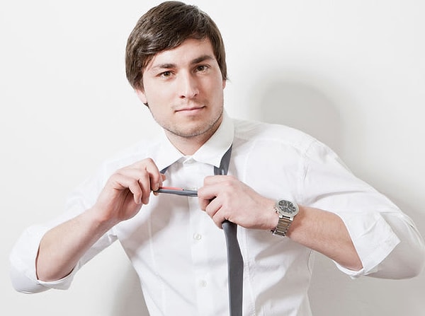 2. Вам нужно завязать галстук. Ваше первое действие?