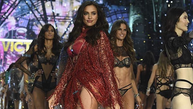 Öte yandan Candice bir ilk değil çünkü geçtiğimiz yıl da Irina Shayk, Bradley Cooper ile bebekleri karnındayken podyumun tozunu attırmıştı.