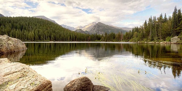 9. Какая страна может похвастаться Большим Медвежьим озером? 🐻