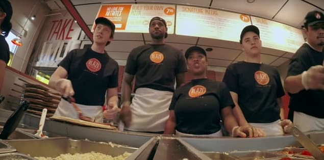 5. Bir keresinde Blaze Pizza çalışanı olarak giyinip müşterilere servis yapmaya kalktığı da oldu.