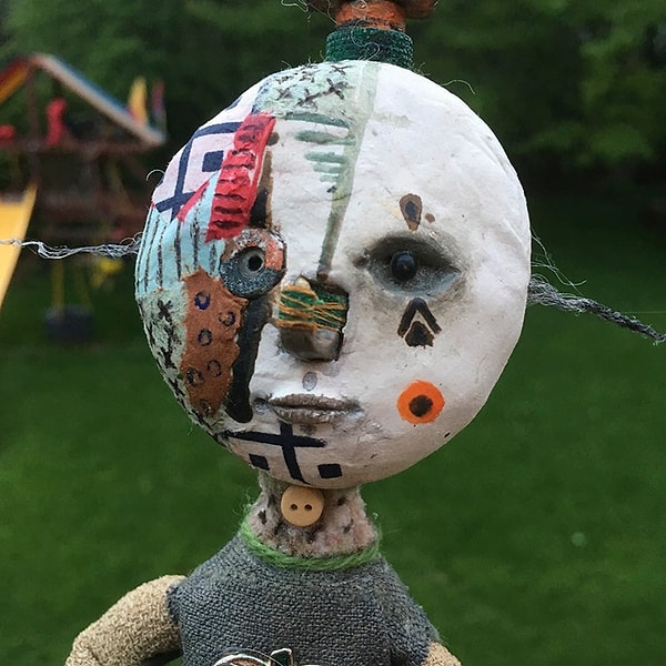 12. "Люди постоянно спрашивают у меня, что символизируют мои куклы, но я не люблю говорить на эту тему. Я хочу, чтобы люди, вместо того чтобы спрашивать, сами для себя решали, какую смысловую нагрузку несут мои работы".