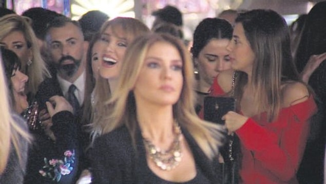 15. Gülben Ergen'in arkasından attığı bakışla adeta bir Rönesans tablosu yaratan Seren Serengil