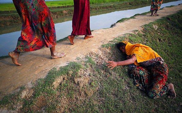 11. Myanmar'daki mülteci krizinden uzaklaşmaya çalışan Rohingya yerlileri Bangladeş'e kaçıyor, 2 Kasım.