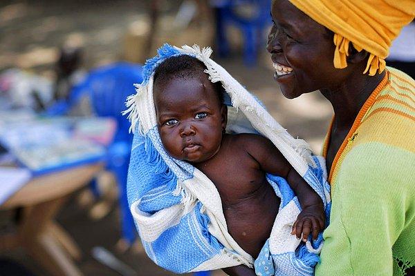 12. Uganda'da bir kampta yaşayan Güney Sudanlı göçmen Betty Sakala 2 yaşındaki kızı Mary ile, gezen sağlık merkezinde muayene olmayı bekliyor, 5 Haziran.