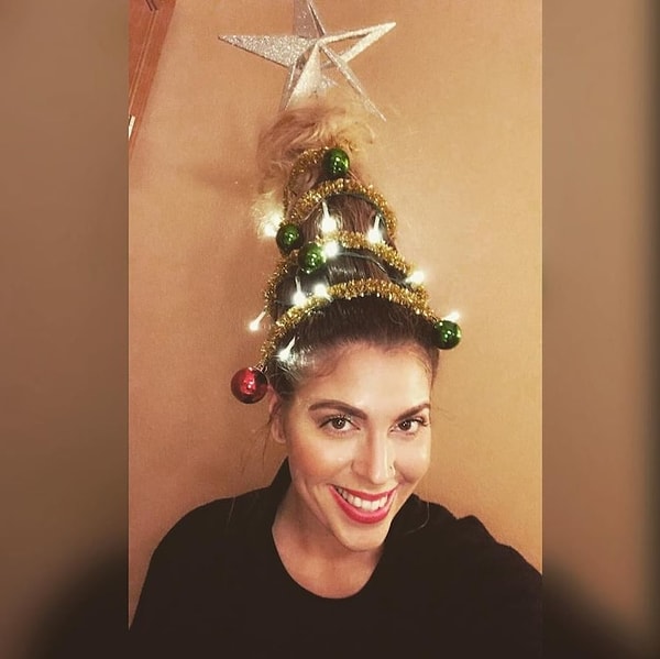 1. Гирлянда, мишура, шарики и даже звезда на макушке