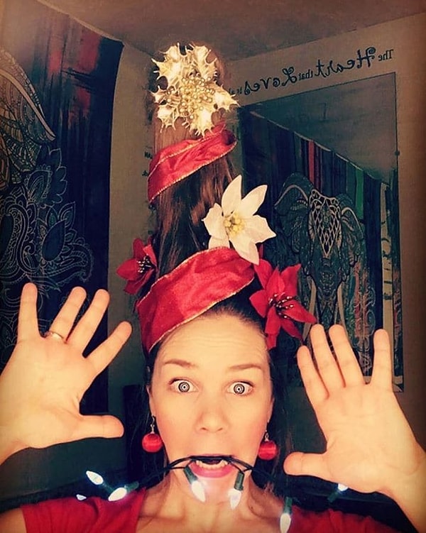 2. Похоже, она сама удивлена, что у нее получилась такая высокая елка