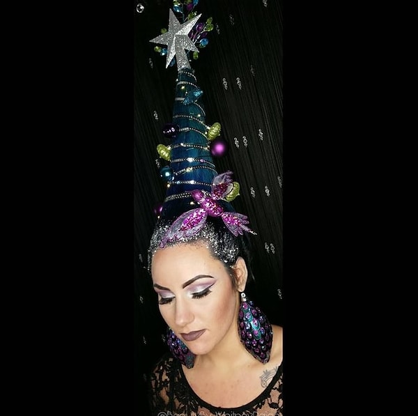 4. Больше всего убивает не то, что она соорудила такой конус на голове, а то, что надела елочные украшения вместо серег