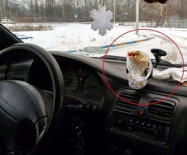 6. У всех есть держатель телефона, а тут - держатель шаурмы!