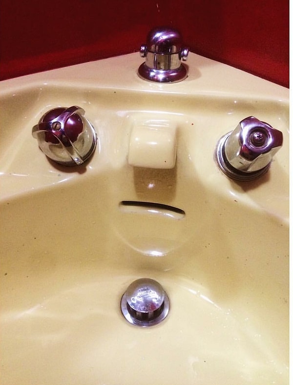 9. Раковина с вопросом: "За что ты так со мной?" 😲