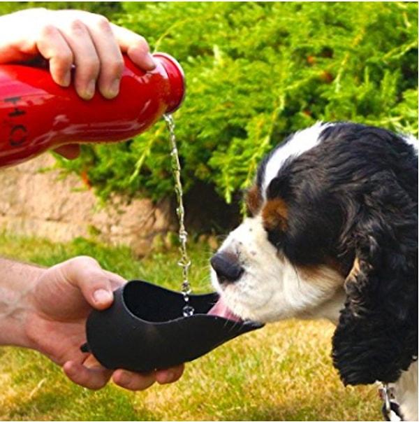 2. Her gittiğiniz yerde sizi köpeğinizin su içebileceği bir kap arama zahmetinden kurtaracak bu köpek matarası,