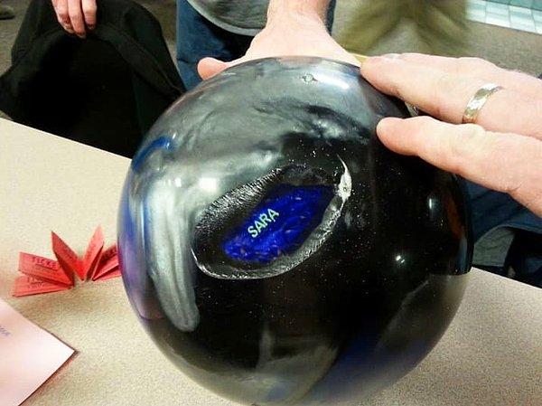 6. Bowling topunun içindeki eski bowling topu: