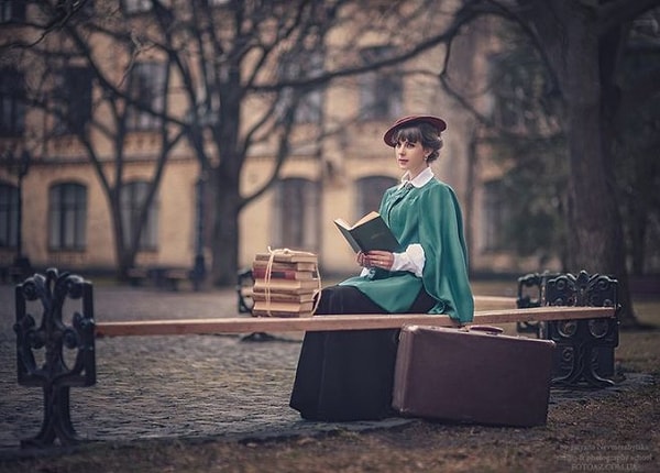 10. «Такова была моя участь с самого детства. Все читали на моем лице признаки дурных чувств, которых не было; но их предполагали — и они родились. Я был скромен — меня обвиняли в лукавстве: я стал скрытен. Я глубоко чувствовал добро и зло; никто меня не ласкал, все оскорбляли: я стал злопамятен; я был угрюм, — другие дети веселы и болтливы; я чувствовал себя выше их, — меня ставили ниже».