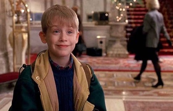 1. Начнём со всеми любимого "Один дома". Почему Кевин Маккалистер не поехал с семьёй в Париж?